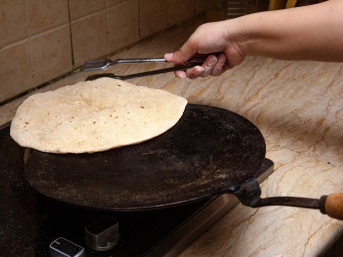 Vastu Shastra: According to Vastu Shastra, who has the right to the first pot on the pan? Read and act! | Vastu Shastra: वास्तुशास्त्रानुसार तव्यावरच्या पहिल्या पोळीवर हक्क कुणाचा? वाचा आणि कृती करा!
