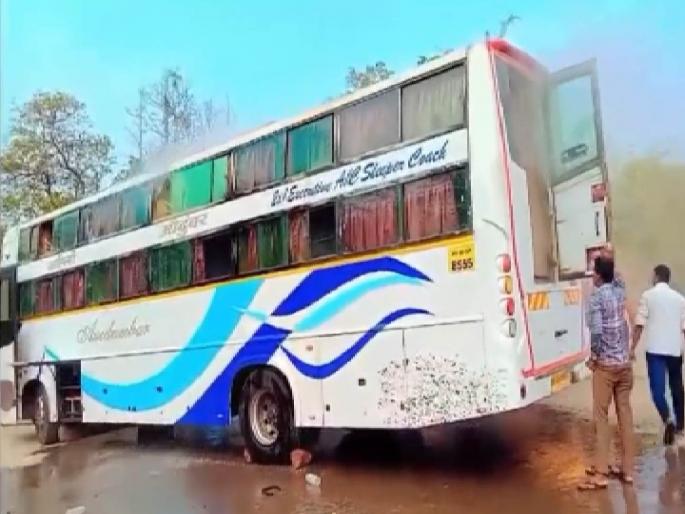 sudden fire in a private passenger bus in ratnagiri all passengers safe | खासगी प्रवासी बसला अचानक आग; सर्व प्रवासी सुखरूप sudden fire in a private passenger bus in ratnagiri all passengers safe | खासगी प्रवासी बसला अचानक आग; सर्व प्रवासी सुखरूप