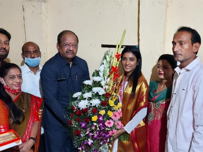 Rickshaw driver's daughter becomes runner-up Miss India | रिक्षा ड्रायव्हरची मुलगी झाली उपविजेती मिस इंडिया; खासदार गोपाळ शेट्टींनी केला सत्कार Rickshaw driver's daughter becomes runner-up Miss India | रिक्षा ड्रायव्हरची मुलगी झाली उपविजेती मिस इंडिया; खासदार गोपाळ शेट्टींनी केला सत्कार
