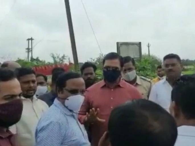 BJP MLA slams officials for demarcating dumping site in Usatane village | उसाटणे गावात डंपिंगच्या जागेचे सिमांकन करणाऱ्या अधिकाऱ्यांना भाजप आमदाराने धरले धारेवर BJP MLA slams officials for demarcating dumping site in Usatane village | उसाटणे गावात डंपिंगच्या जागेचे सिमांकन करणाऱ्या अधिकाऱ्यांना भाजप आमदाराने धरले धारेवर
