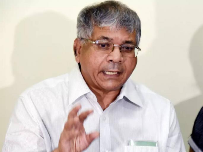 prakash ambedkar allegations on state government minister over electricity bill issue | वीज बिल माफीचा कंपनीचा प्रस्ताव एका मंत्र्यानं दाबून ठेवला; प्रकाश आंबेडकरांचा आरोप prakash ambedkar allegations on state government minister over electricity bill issue | वीज बिल माफीचा कंपनीचा प्रस्ताव एका मंत्र्यानं दाबून ठेवला; प्रकाश आंबेडकरांचा आरोप