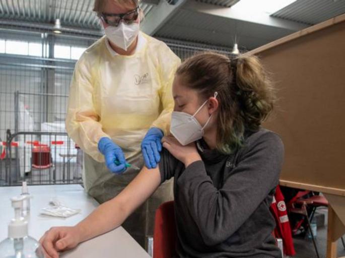 Corona Vaccine Vaccine booster study begins in Cambridge | Corona Vaccine: आरपारची लढाई! कोरोनाविरुद्धच्या संघर्षला 'बूस्ट' मिळणार; शास्त्रज्ञांच्या हाती जबरदस्त 'डोस'?