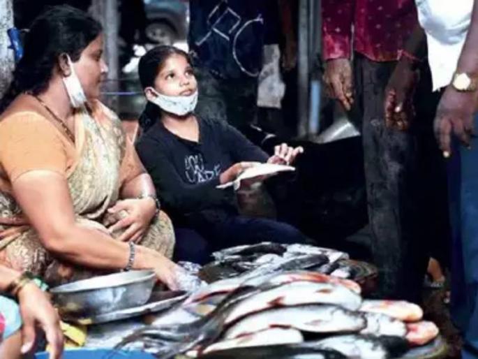 Mumbai 11 year old joins mom to sell fish after dad died of covid | कोरोनानं वडिलांचं छत्र गमावलेल्या ११ वर्षीय मुलीवर आईसोबत मासे विकण्याची वेळ! Mumbai 11 year old joins mom to sell fish after dad died of covid | कोरोनानं वडिलांचं छत्र गमावलेल्या ११ वर्षीय मुलीवर आईसोबत मासे विकण्याची वेळ!