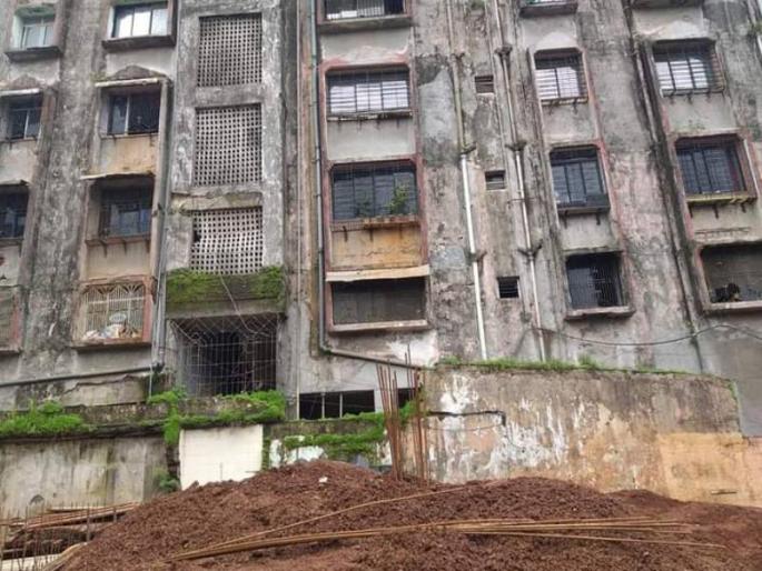Anand Palace building in Ulhasnagar fear among citizens as cracks seen in building | उल्हासनगरातील आनंद पॅलेस इमारतीला तडे, नागरिकांमध्ये भीती; इमारत केली रिकामी Anand Palace building in Ulhasnagar fear among citizens as cracks seen in building | उल्हासनगरातील आनंद पॅलेस इमारतीला तडे, नागरिकांमध्ये भीती; इमारत केली रिकामी