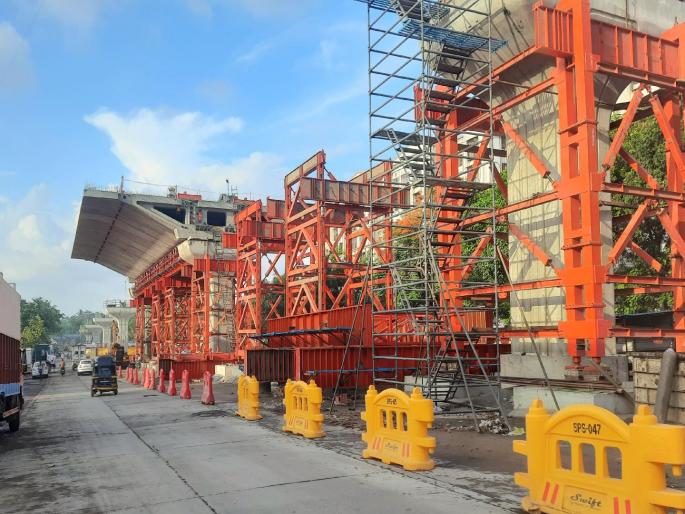 in mumbai traffic jam due to goregaon mulund link road because of flyover work | कोंडीत तासभर अडकायचं; मग ऑफिसला कसं पोहोचायचं? गोरेगाव-मुलुंड लिंक रोडमुळे वाहतूककोंडी 