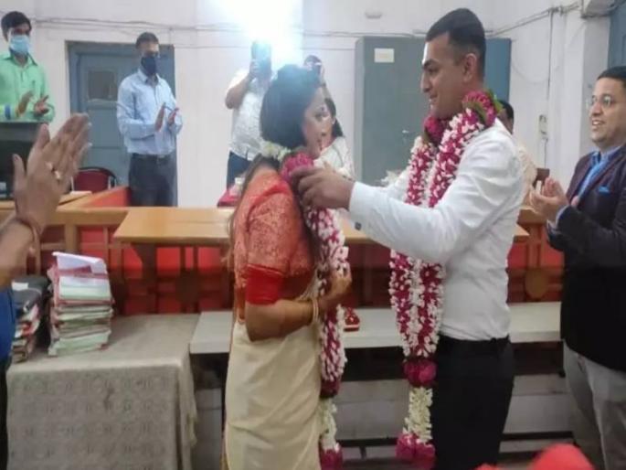 City Magistrate Shivangi Joshi And Major Aniket Chaturvedi Got Married For Rs 500 In Dhar Court At Madhya Pradesh | ना बँडबाजा, ना वरात...अवघ्या ५०० रुपयांत झालं मेजर आणि न्यायाधीशांचं शुभमंगल! City Magistrate Shivangi Joshi And Major Aniket Chaturvedi Got Married For Rs 500 In Dhar Court At Madhya Pradesh | ना बँडबाजा, ना वरात...अवघ्या ५०० रुपयांत झालं मेजर आणि न्यायाधीशांचं शुभमंगल!