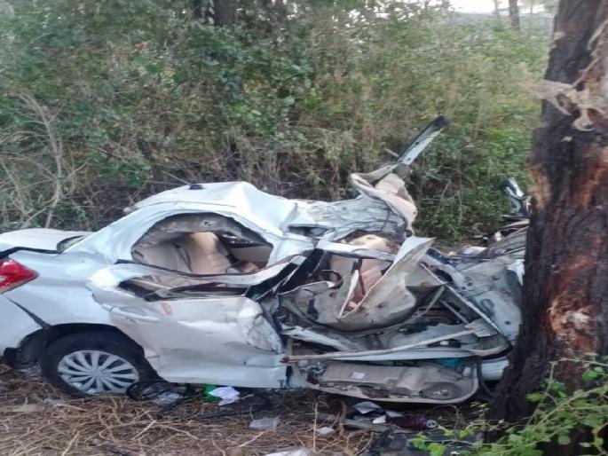 Speedy car hit a tree; Both killed on the spot, one seriously injured | चक्काचूर! भरधाव कार झाडावर आदळली; दोघे जागीच ठार, एक गंभीर जखमी Speedy car hit a tree; Both killed on the spot, one seriously injured | चक्काचूर! भरधाव कार झाडावर आदळली; दोघे जागीच ठार, एक गंभीर जखमी