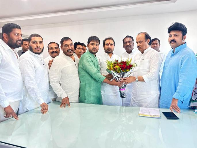 Shock to Sharad Pawar group before Saelapur constituency, former corporators met Ajit Dad | साेलापूर दाैऱ्यापूर्वी शरद पवार गटाला धक्का, माजी नगरसेवकांनी घेतली अजितदादांची भेट  Shock to Sharad Pawar group before Saelapur constituency, former corporators met Ajit Dad | साेलापूर दाैऱ्यापूर्वी शरद पवार गटाला धक्का, माजी नगरसेवकांनी घेतली अजितदादांची भेट