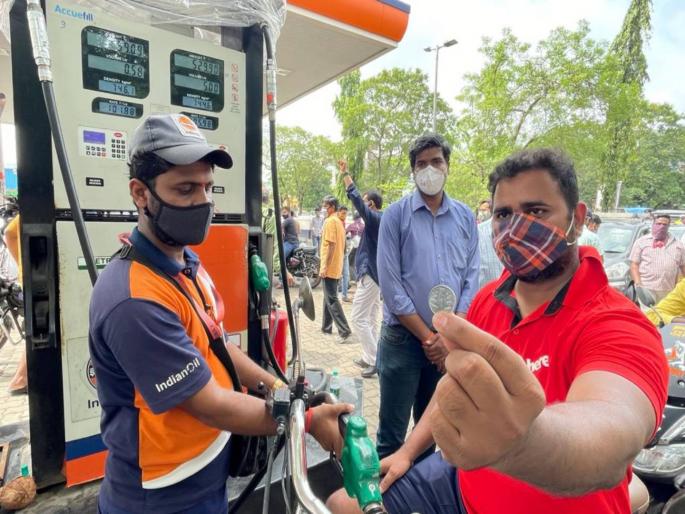 Shiv Sena distributing petrol at Rs 1 per litre in Dombivli on Aditya Thackerays birthday | काय सांगता? राज्यातील 'या' ठिकाणी एक रुपयात मिळतंय एक लिटर पेट्रोल; पंपांवर भली मोठी रांग Shiv Sena distributing petrol at Rs 1 per litre in Dombivli on Aditya Thackerays birthday | काय सांगता? राज्यातील 'या' ठिकाणी एक रुपयात मिळतंय एक लिटर पेट्रोल; पंपांवर भली मोठी रांग