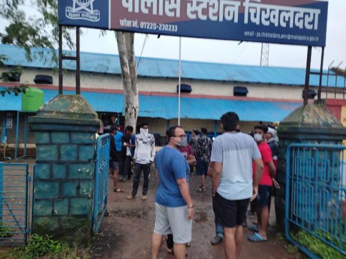 Tourists from Nagpur, Yavatmal and Katol in Chikhaldara Ghat were robbed by the police | चिखलदरा घाटात नागपूर, यवतमाळ, काटोलच्या पर्यटकांची तोतया पोलिसांकडून लुटमार Tourists from Nagpur, Yavatmal and Katol in Chikhaldara Ghat were robbed by the police | चिखलदरा घाटात नागपूर, यवतमाळ, काटोलच्या पर्यटकांची तोतया पोलिसांकडून लुटमार