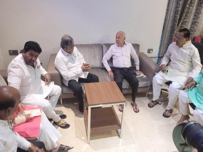 Chandrakant Patal met Sushil Kumar Shide in solapur know the real reason | चंद्रकांत पाटलांनी घेतली सुशीलकुमार शिदेंची भेट; जाणून घ्या नेमकं कारण Chandrakant Patal met Sushil Kumar Shide in solapur know the real reason | चंद्रकांत पाटलांनी घेतली सुशीलकुमार शिदेंची भेट; जाणून घ्या नेमकं कारण