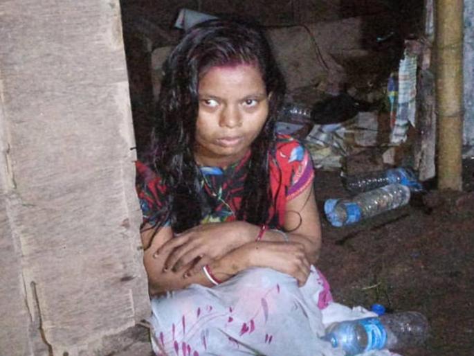 mother tried to kill newborn girl in bihar neighbors saved child | दहा दिवसांच्या मुलीला आईनं अंथरुळात गुंडाळलं, अंगावर विटा दाबून जिवे मारत होती; तितक्यात... mother tried to kill newborn girl in bihar neighbors saved child | दहा दिवसांच्या मुलीला आईनं अंथरुळात गुंडाळलं, अंगावर विटा दाबून जिवे मारत होती; तितक्यात...