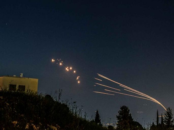 After Hamas, now Hezbollah launches rockets drones at northern israel firing more than 250 rockets; A major war is likely to break out  | हमासनंतर आता हिजबुल्लाहनं उडवली इस्रायलची झोप, 250 रॉकेट डागले; मोठं युद्ध भडकण्याची शक्यता 