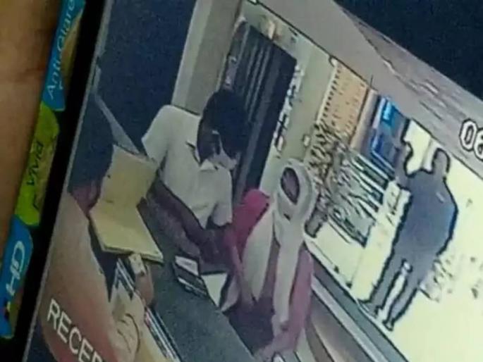 police officet Deployed At Unnao Caught With Woman Constable In Hotel Of Kanpur | बडा पोलीस अधिकारी सुट्टी घेऊन गेला; पत्नीच्या तक्रारीनंतर 'भलत्याच' अवस्थेत सापडला police officet Deployed At Unnao Caught With Woman Constable In Hotel Of Kanpur | बडा पोलीस अधिकारी सुट्टी घेऊन गेला; पत्नीच्या तक्रारीनंतर 'भलत्याच' अवस्थेत सापडला