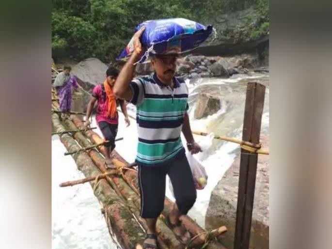 Tehsildar of Belthangady taluk in Dakshina Kannada district, conducted a rice bag for flood affected people | Video : पूरग्रस्तांसाठी चक्क डोक्यावर तांदळाचे पोते वाहून नेतोय 'तहसिलदार' Tehsildar of Belthangady taluk in Dakshina Kannada district, conducted a rice bag for flood affected people | Video : पूरग्रस्तांसाठी चक्क डोक्यावर तांदळाचे पोते वाहून नेतोय 'तहसिलदार'