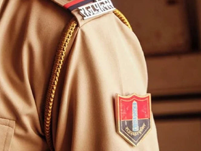 Shame on Khaki! A young woman who came to lodge a complaint at the police station was molested by a police officer pda | खाकीला काळिमा! तक्रार दाखल करण्यास आलेल्या युवतीचा पोलीस अधिकाऱ्याने केला विनयभंग Shame on Khaki! A young woman who came to lodge a complaint at the police station was molested by a police officer pda | खाकीला काळिमा! तक्रार दाखल करण्यास आलेल्या युवतीचा पोलीस अधिकाऱ्याने केला विनयभंग