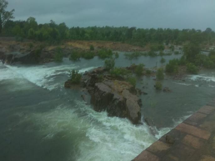 Two gates of the Pujaratola dam opened Increase in water level of Wainganga river | पुजारीटोला धरणाचे दोन दरवाजे उघडले; वैनगंगा नदीच्या पाणी पातळीत वाढ Two gates of the Pujaratola dam opened Increase in water level of Wainganga river | पुजारीटोला धरणाचे दोन दरवाजे उघडले; वैनगंगा नदीच्या पाणी पातळीत वाढ
