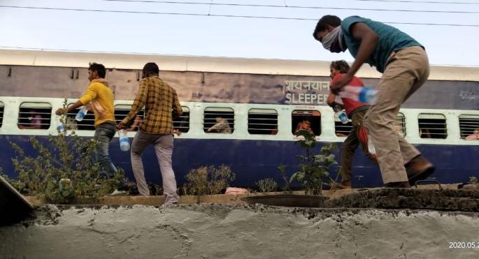 Illegal snacks, gutkha, kharra continue to be sold: RPF, railway administration oblivious | अवैध नाश्ता, गुटखा, खर्रा विक्री सुरूच : आरपीएफ, रेल्वे प्रशासन गाफील Illegal snacks, gutkha, kharra continue to be sold: RPF, railway administration oblivious | अवैध नाश्ता, गुटखा, खर्रा विक्री सुरूच : आरपीएफ, रेल्वे प्रशासन गाफील