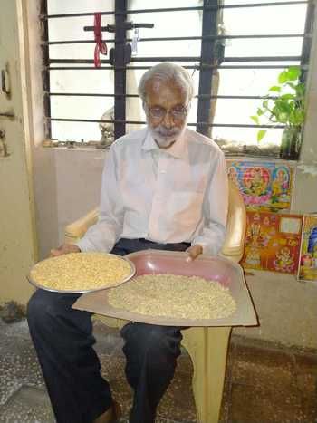 Distribute wheat mixed with waste and soil from ration shop | रेशनच्या दुकानातून कचरा व माती मिश्रित गहू वितरित Distribute wheat mixed with waste and soil from ration shop | रेशनच्या दुकानातून कचरा व माती मिश्रित गहू वितरित
