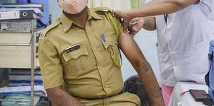 Corona vaccination: Police personnel at the forefront in Washim district | कोरोना लसीकरण: वाशिम जिल्ह्यात पोलीस कर्मचारी आघाडीवर Corona vaccination: Police personnel at the forefront in Washim district | कोरोना लसीकरण: वाशिम जिल्ह्यात पोलीस कर्मचारी आघाडीवर