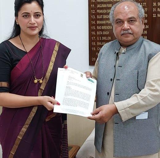 Compensation to farmers | शेतकऱ्यांना नुकसान भरपाई द्या; खासदार नवनीत राणांची केंद्रीय कृषीमंत्र्यांकडे मागणी Compensation to farmers | शेतकऱ्यांना नुकसान भरपाई द्या; खासदार नवनीत राणांची केंद्रीय कृषीमंत्र्यांकडे मागणी
