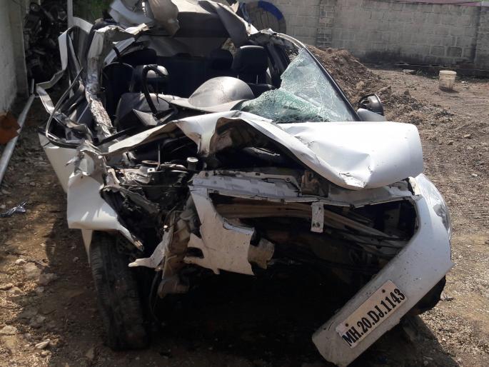Two killed and two injured in accident on Aurangabad highway | औरंगाबाद महामार्गावरील अपघातात दोन ठार, दोन जखमी Two killed and two injured in accident on Aurangabad highway | औरंगाबाद महामार्गावरील अपघातात दोन ठार, दोन जखमी