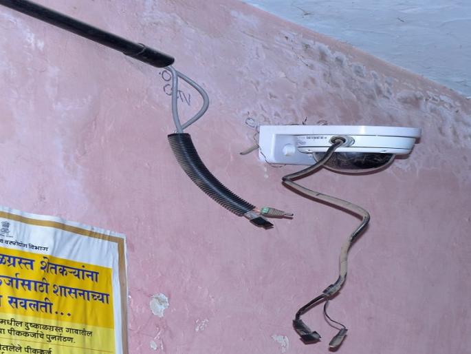 Try to break the bank branch's Karjgaon branch: stolen in three to four places in the village | जिल्हा बँकेची करजगांव शाखा फोडण्याचा प्रयत्न : गावात तीन-चार ठिकाणी चोरी Try to break the bank branch's Karjgaon branch: stolen in three to four places in the village | जिल्हा बँकेची करजगांव शाखा फोडण्याचा प्रयत्न : गावात तीन-चार ठिकाणी चोरी