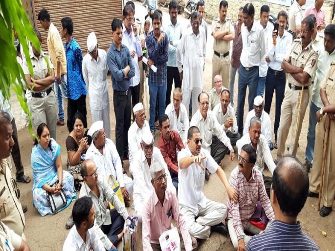 Stretch on depositors' road in Nevada: written assurances of registrars, behind the agitation | नेवासा येथे ठेवीदारांचा रस्त्यावरच ठिय्या : निबंधकांचे लेखी आश्वासन, आंदोलन मागे Stretch on depositors' road in Nevada: written assurances of registrars, behind the agitation | नेवासा येथे ठेवीदारांचा रस्त्यावरच ठिय्या : निबंधकांचे लेखी आश्वासन, आंदोलन मागे
