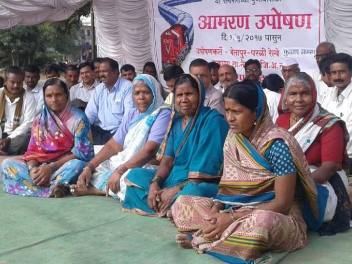 Wrong survey of Belapur-Nevasa-Shevgaon-Geavarai-Beed-Parli railway route; On the sixth day of fasting, the hunger strike of the Kukana villagers | बेलापूर-नेवासा-शेवगाव-गेवराई-बीड-परळी रेल्वे मार्गाचे चुकीचे सर्वेक्षण; सलग सहाव्या दिवशी कुकाणा ग्रामस्थांचे उपोषण Wrong survey of Belapur-Nevasa-Shevgaon-Geavarai-Beed-Parli railway route; On the sixth day of fasting, the hunger strike of the Kukana villagers | बेलापूर-नेवासा-शेवगाव-गेवराई-बीड-परळी रेल्वे मार्गाचे चुकीचे सर्वेक्षण; सलग सहाव्या दिवशी कुकाणा ग्रामस्थांचे उपोषण