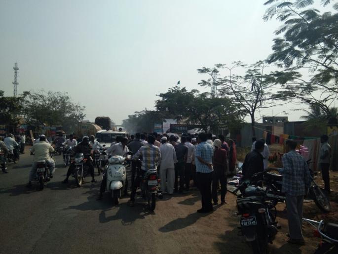 Tension due to cut off a bike at Nevada Phata; After the mediation of the police, the Middles! | नेवासा फाटा येथे दुचाकीला कट मारल्यामुळे तणाव; पोलिसांच्या मध्यस्थीनंतर मिटल वाद! Tension due to cut off a bike at Nevada Phata; After the mediation of the police, the Middles! | नेवासा फाटा येथे दुचाकीला कट मारल्यामुळे तणाव; पोलिसांच्या मध्यस्थीनंतर मिटल वाद!