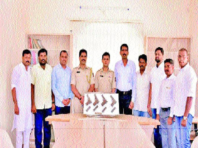  4 village pistols, 14 live cartridges seized | ४ गावठी पिस्तूल, १४ जिवंत काडतुसे जप्त