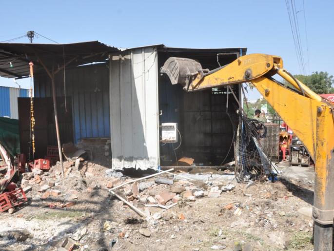 Municipal Corporation hammer on the encroachment in Savde suburbs | सावेडी उपनगरातील अतिक्रमणावर महापालिकेचा हातोडा  Municipal Corporation hammer on the encroachment in Savde suburbs | सावेडी उपनगरातील अतिक्रमणावर महापालिकेचा हातोडा