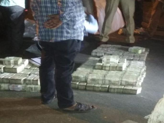 Ten crores seized from Adilabad, two arrested | नागपुरातून निघालेले दहा कोटी आदिलाबादमध्ये पकडले, दोघांना अटक Ten crores seized from Adilabad, two arrested | नागपुरातून निघालेले दहा कोटी आदिलाबादमध्ये पकडले, दोघांना अटक