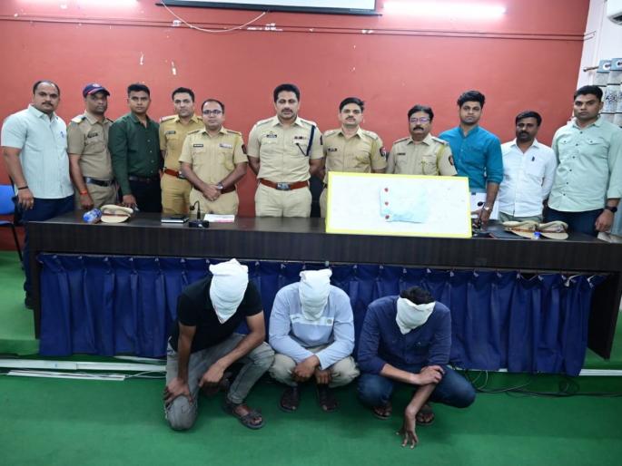 Jalgaon: Dummy customer disrupts 'drugs' market, police 'watch' for eight days | Jalgaon: डमी ग्राहकाने उधळला ‘ड्रग्ज’चा बाजार, आठ दिवसांपासून पोलिसांचा ‘वॉच’ Jalgaon: Dummy customer disrupts 'drugs' market, police 'watch' for eight days | Jalgaon: डमी ग्राहकाने उधळला ‘ड्रग्ज’चा बाजार, आठ दिवसांपासून पोलिसांचा ‘वॉच’