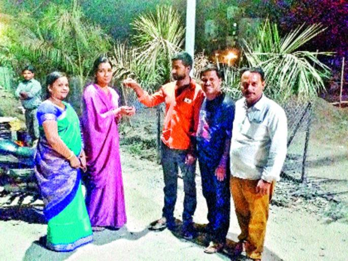 Returned to the mangalsutra | सापडलेले मंगळसूत्र महिलेला केले परत Returned to the mangalsutra | सापडलेले मंगळसूत्र महिलेला केले परत