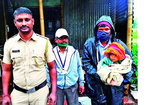 For Khanderaya, he walked towards Solapur | खंडेरायासाठी तो चालत निघाला सोलापूरच्या दिशेने