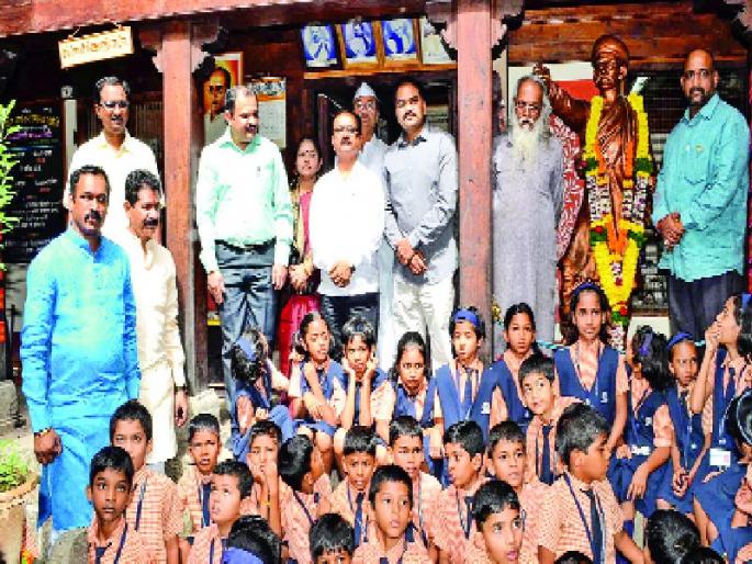 Greetings to the revolutionaries in Pimpri city | पिंपरी  शहरात क्रांतिकारकांना अभिवादन  