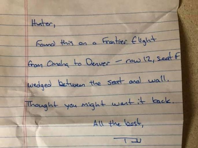 man found his lost wallet with surprise gift | विमानात हरवलं वॉलेट, सरप्राइज गिफ्टबरोबर मिळालं परत man found his lost wallet with surprise gift | विमानात हरवलं वॉलेट, सरप्राइज गिफ्टबरोबर मिळालं परत