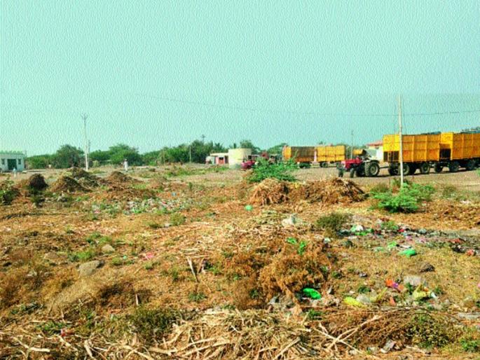 School playground or Dumping ground! Angry parents; Protective wall demand | शाळेचे क्रीडांगण की उकिरडा! पालक संतप्त ; संरक्षक भिंतीची मागणी School playground or Dumping ground! Angry parents; Protective wall demand | शाळेचे क्रीडांगण की उकिरडा! पालक संतप्त ; संरक्षक भिंतीची मागणी