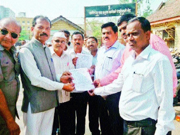 Filing of college teachers for demands, aggressive college teacher organization | मागण्यांसाठी महविद्यालयीन शिक्षकांची धरणे, महाविद्यालयीन शिक्षक संघटना आक्रमक Filing of college teachers for demands, aggressive college teacher organization | मागण्यांसाठी महविद्यालयीन शिक्षकांची धरणे, महाविद्यालयीन शिक्षक संघटना आक्रमक