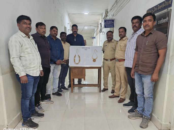 Latur: Police team raids village; accused disperses after being chased, jewellery worth 30 taels seized | Latur: पाेलिस पथक गावात धडकले; गुंगारा देत आराेपी पसार झाले, ३० ताेळ्यांचे दागिने जप्त Latur: Police team raids village; accused disperses after being chased, jewellery worth 30 taels seized | Latur: पाेलिस पथक गावात धडकले; गुंगारा देत आराेपी पसार झाले, ३० ताेळ्यांचे दागिने जप्त