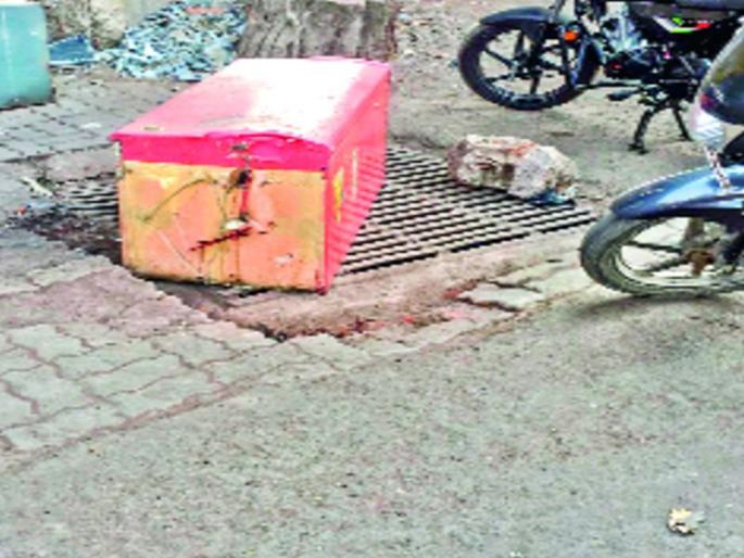 Dangerous roadmap, road clearance of Municipal Corporation | रस्त्यांवरील चेंबर ठरताहेत धोकादायक, महापालिकेचे दुर्लक्ष Dangerous roadmap, road clearance of Municipal Corporation | रस्त्यांवरील चेंबर ठरताहेत धोकादायक, महापालिकेचे दुर्लक्ष