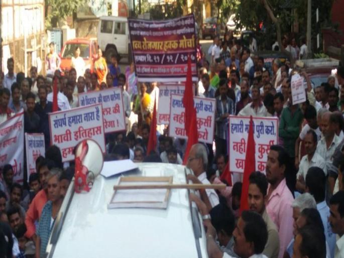 Dombivali ferries took out a rally in front of the rally | डोंबिवलीत फेरीवाल्यांनी काढला मोर्चा, मोर्चामुळे एकमेव ब्रिजवर वाहतूक कोंडी Dombivali ferries took out a rally in front of the rally | डोंबिवलीत फेरीवाल्यांनी काढला मोर्चा, मोर्चामुळे एकमेव ब्रिजवर वाहतूक कोंडी