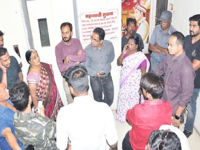 Attacked Rajkishore bride-bridegroom in Sangli, attacked and attacked youngsters | सांगलीतील राजकिशोर वधू-वर केंद्रावर हल्लाबोल, फसलेले तरूण आक्रमक Attacked Rajkishore bride-bridegroom in Sangli, attacked and attacked youngsters | सांगलीतील राजकिशोर वधू-वर केंद्रावर हल्लाबोल, फसलेले तरूण आक्रमक