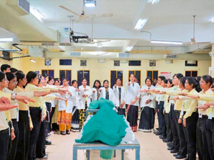 Medical Education: When the funeral ceremony takes place in the medical college... | मेडिकल कॉलेजमध्ये मृतदेहाचा सन्मान सोहळा रंगतो तेव्हा... Medical Education: When the funeral ceremony takes place in the medical college... | मेडिकल कॉलेजमध्ये मृतदेहाचा सन्मान सोहळा रंगतो तेव्हा...