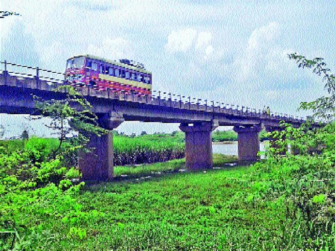 Dangerous traffic from the haunting bridge | भीमानदी पुलावरून धोकादायक वाहतूक Dangerous traffic from the haunting bridge | भीमानदी पुलावरून धोकादायक वाहतूक