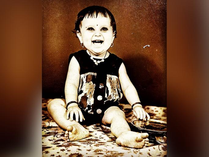 Bigg boss marathi 2 contestants kishori shahane childhood picture | या अभिनेत्रीने एकेकाळी गाजवली आहे मराठी चित्रपटसृष्टी, नुकतीच दिसली होती एका रिॲलिटी शोमध्ये Bigg boss marathi 2 contestants kishori shahane childhood picture | या अभिनेत्रीने एकेकाळी गाजवली आहे मराठी चित्रपटसृष्टी, नुकतीच दिसली होती एका रिॲलिटी शोमध्ये