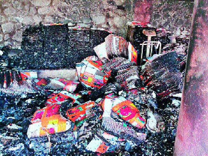 Market Committee premises fire, 12 villages burnt | बाजार समितीच्या आवारात आग, १२ गाळे जळून खाक Market Committee premises fire, 12 villages burnt | बाजार समितीच्या आवारात आग, १२ गाळे जळून खाक