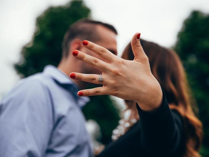 24 year old Chinese woman proposes to boyfriend gift him bmw car and house | नशीबवान! गर्लफ्रेन्डने बॉयफ्रेन्डला लग्नासाठी प्रपोज तर केलंच, BMW अन् घरही केलं गिफ्ट... 24 year old Chinese woman proposes to boyfriend gift him bmw car and house | नशीबवान! गर्लफ्रेन्डने बॉयफ्रेन्डला लग्नासाठी प्रपोज तर केलंच, BMW अन् घरही केलं गिफ्ट...