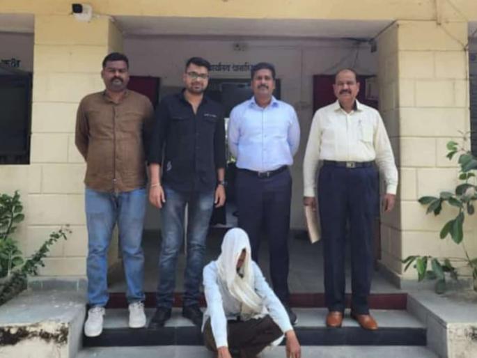 arrest servant from the naxal affected area action by mumbai police | नक्षलग्रस्त भागातून नोकराच्या मुसक्या आवळल्या! लग्नाचा अहेर चोरून झालेला पसार arrest servant from the naxal affected area action by mumbai police | नक्षलग्रस्त भागातून नोकराच्या मुसक्या आवळल्या! लग्नाचा अहेर चोरून झालेला पसार